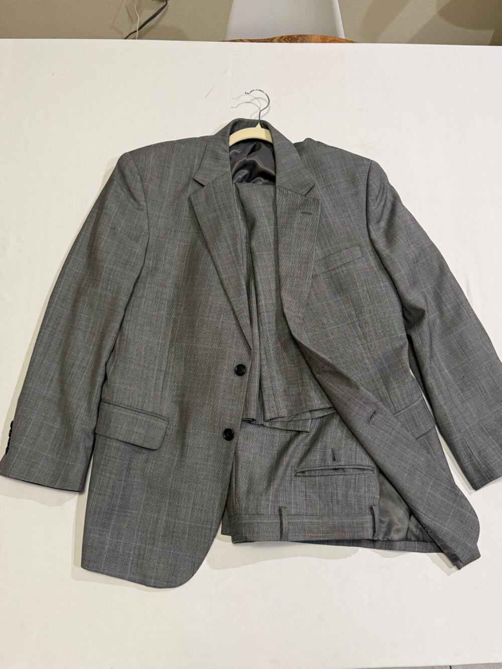 Jos A Bank Gray 2 Piece Suit Mens 43R 36x33 Wool Jacket Business Formal